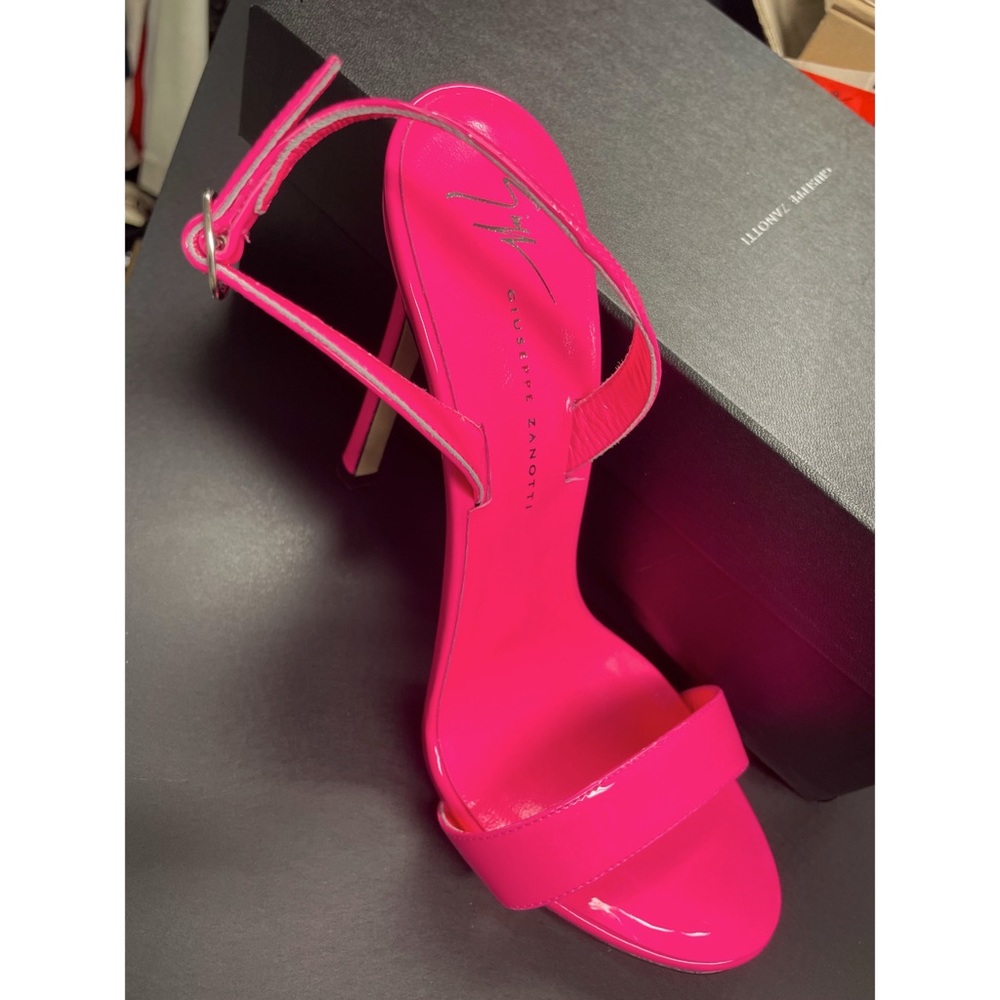 Giuseppe Zanotti fluo fuxia heels in pink